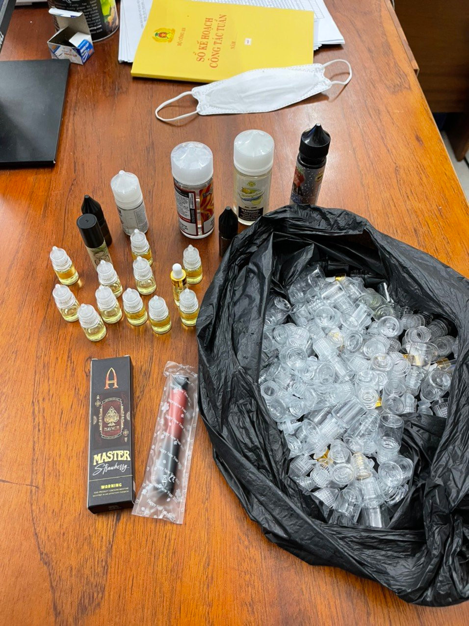 Tang vật thu giữ để tiếp tục điều tra làm rõ vụ việc. Tang vật thu giữ để tiếp tục điều tra làm rõ vụ việc.