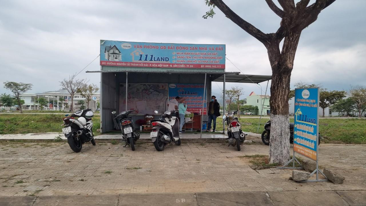 Vào các thời điểm "sốt" giá đất, các chuyên gia cảnh báo và khuyến cáo người dân, nhà đầu tư không nên hùa theo xu hướng đám đông để tránh các chiêu trò nâng giá, thổi giá của các đối tượng môi giới bất động sản.