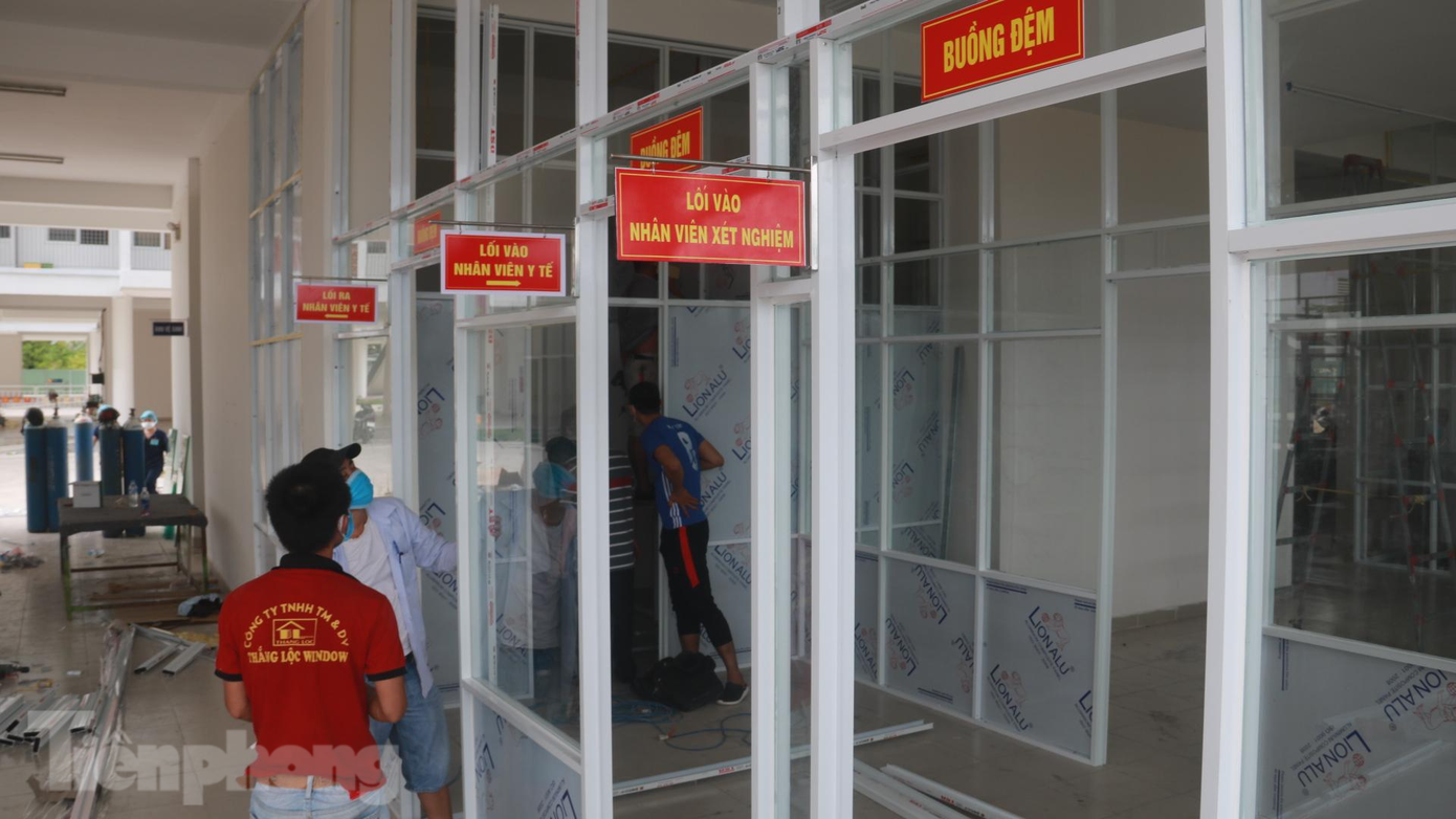 Khu ký túc xá phía tây thành phố Đà Nẵng có 5 block nhà ở, trước đó được lựa chọn làm nơi cách ly cho các trường hợp là F1 của các bệnh nhân mắc COVID-19 trên địa bàn. Trước mắt, cơ quan chức năng lựa chọn 1 block tại khu này để làm bệnh viện dã chiến với quy mô ban đầu là 350 giường bệnh. Các trường hợp F1 trước đó đã được di chuyển, toà nhà đã được khử khuẩn và làm sạch. Ảnh: Nguyễn Thành Khu ký túc xá phía tây thành phố Đà Nẵng có 5 block nhà ở, trước đó được lựa chọn làm nơi cách ly cho các trường hợp là F1 của các bệnh nhân mắc COVID-19 trên địa bàn. Trước mắt, cơ quan chức năng lựa chọn 1 block tại khu này để làm bệnh viện dã chiến với quy mô ban đầu là 350 giường bệnh. Các trường hợp F1 trước đó đã được di chuyển, toà nhà đã được khử khuẩn và làm sạch. Ảnh: Nguyễn Thành