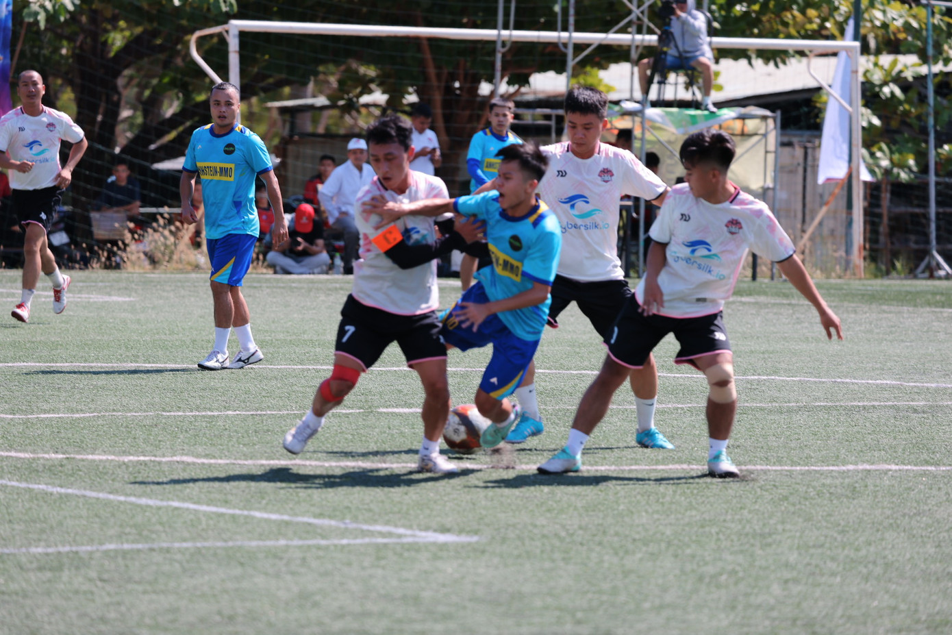 Các VĐV thi đấu tại giải bóng gây quỹ xây trường học. Các VĐV thi đấu tại giải bóng gây quỹ xây trường học.