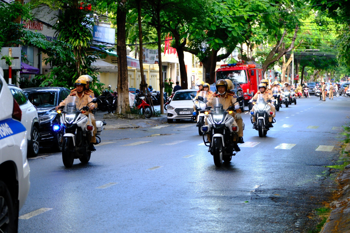 Các lực lượng Công an thành phố Đà Nẵng diễu hành trên đường phố Đà Nẵng sau lễ ra quân.