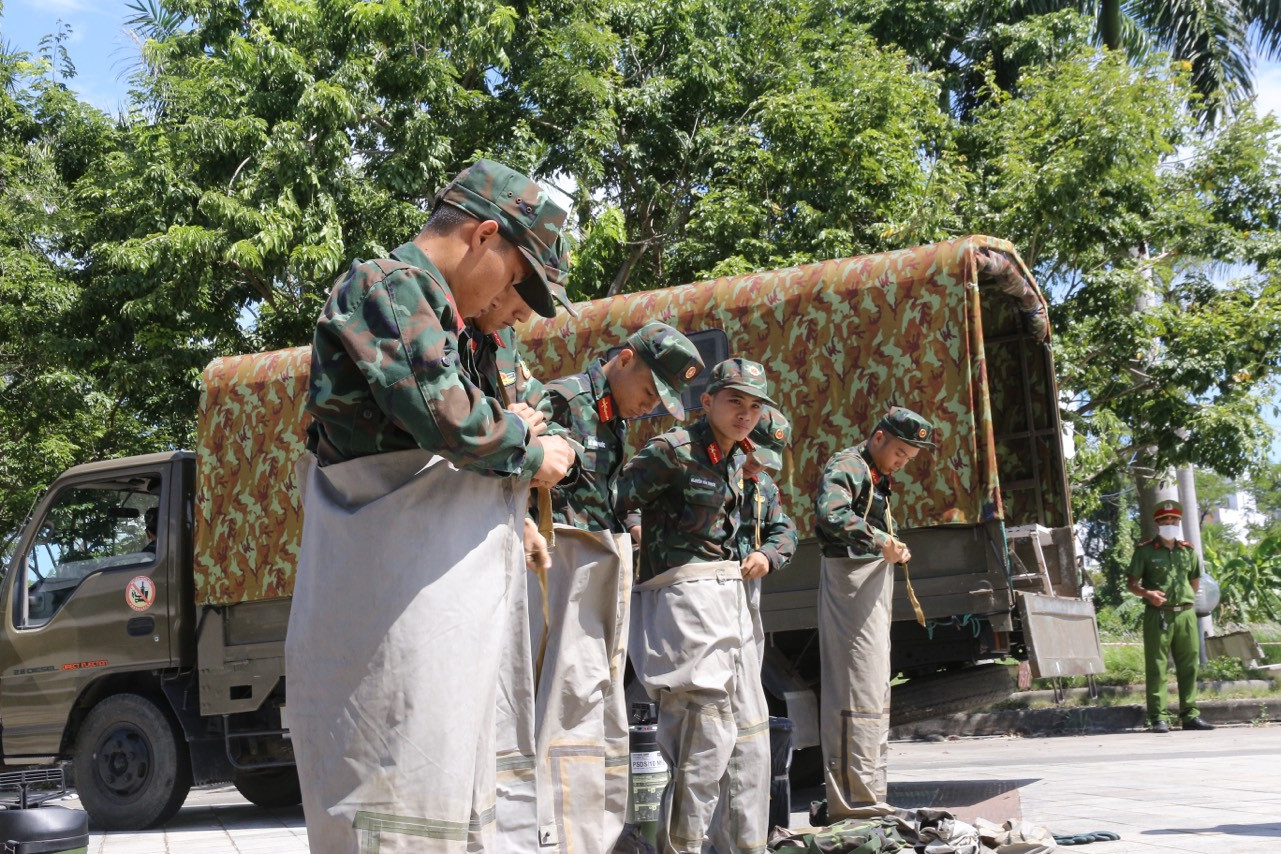 Lực lượng tẩy xạ của Bộ chỉ huy quân sự thành phố mặc quần áo chuyên dụng để chuẩn bị tiến vào khu vực nhiễm phóng xạ và tiến hành tẩy xạ khi có hiệu lệnh.