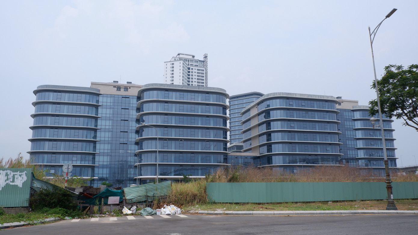 Bí thư Thành ủy Đà Nẵng cũng yêu cầu ban quản lý và chủ đầu tư quan tâm trồng cây xanh, tạo không gian cây xanh bóng mát, hệ thống điện chiếu sáng ven sông Hàn.