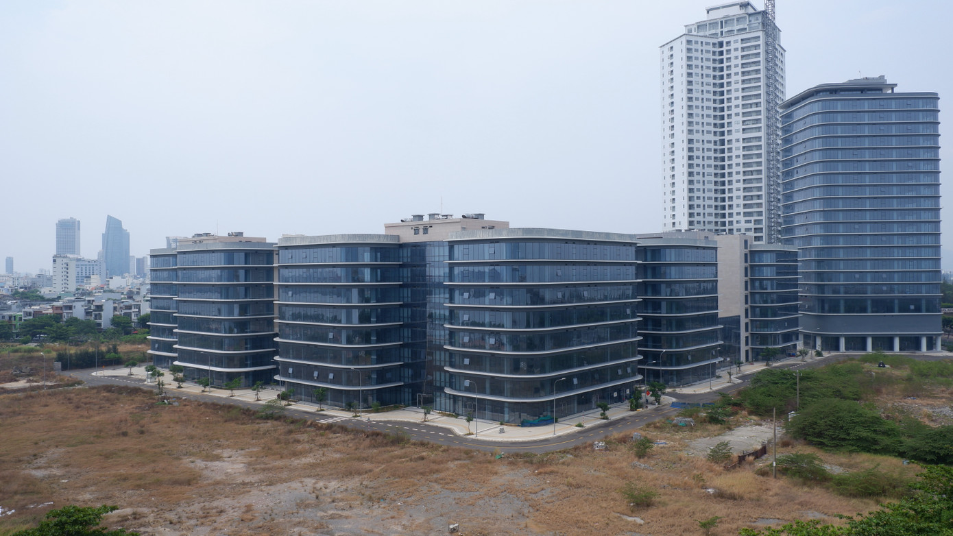 Dự án công viên phần mềm số 2 là công trình trọng điểm của Đà Nẵng, nơi dự kiến sẽ thu hút khoảng 6.000 kỹ sư công nghệ thông tin làm việc. Công trình quy mô, bề thế nằm trên đường Như Nguyệt (thuộc địa phận quận Hải Châu) được Đà Nẵng khởi công tháng 10/2020, vốn đầu tư 968 tỷ đồng từ ngân sách TP. Đà Nẵng. Đến nay, việc xây dựng các hạng mục theo thiết kế công trình đã hoàn thành nhưng vẫn chưa đưa vào sử dụng.