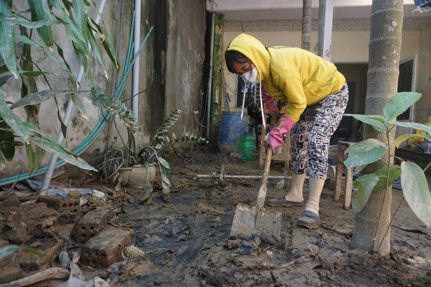 Bùn non sau trận mưa lũ đã gây khó khăn cho người dân.