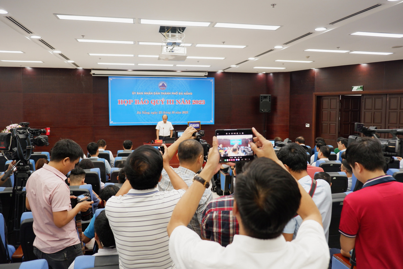 Quang cảnh buổi họp báo. Quang cảnh buổi họp báo.