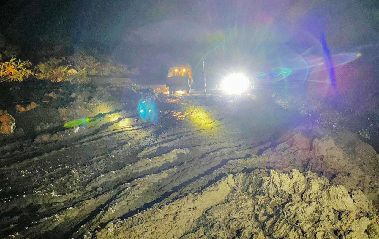 Phương tiện khắc phục sự cố sạt lở ở cao tốc La Sơn - Tuý Loan.