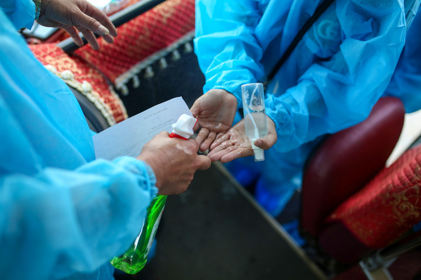 Người dân được yêu cầu sát khuẩn tay trước khi lên xe. Hiện hai nhóm tình nguyện Bạn thương nhau và Tình nguyện trẻ Đà Nẵng đã có kinh phí cho khoảng hơn 50 chuyến xe khách miễn phí, trong đó Công ty cổ phần đầu tư khai thác nhà ga quốc tế Đà Nẵng tài trợ 35 chuyến. Người dân được yêu cầu sát khuẩn tay trước khi lên xe. Hiện hai nhóm tình nguyện Bạn thương nhau và Tình nguyện trẻ Đà Nẵng đã có kinh phí cho khoảng hơn 50 chuyến xe khách miễn phí, trong đó Công ty cổ phần đầu tư khai thác nhà ga quốc tế Đà Nẵng tài trợ 35 chuyến.