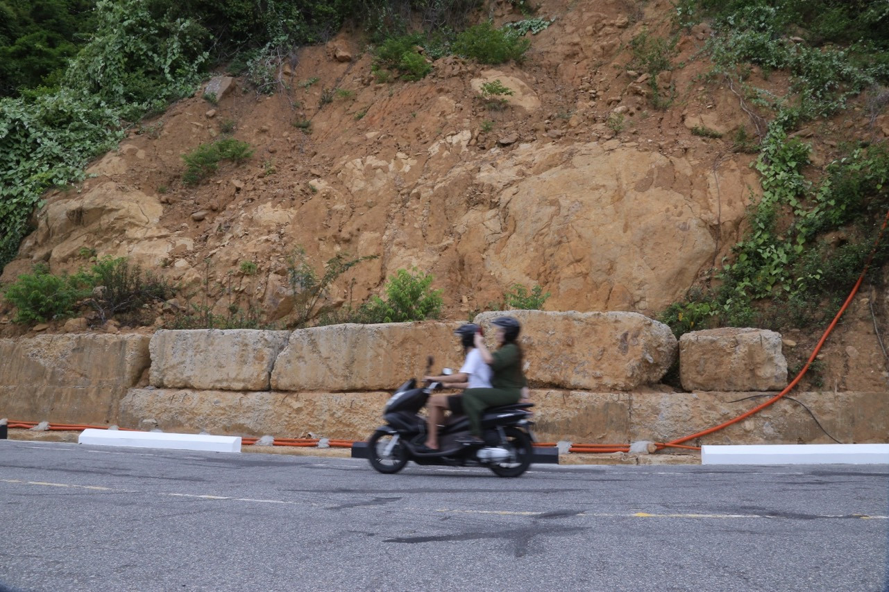 Một điểm sạt lở trên bán đảo Sơn Trà được gia cố tạm. Bán đảo Sơn Trà là nơi thu hút rất nhiều du khách đến đây tham quan, chụp hình, nhưng sau những trận mưa lớn khiến nhiều điểm trên bán đảo Sơn Trà có nguy cơ sạt lở cao gây mất an toàn cho du khách.