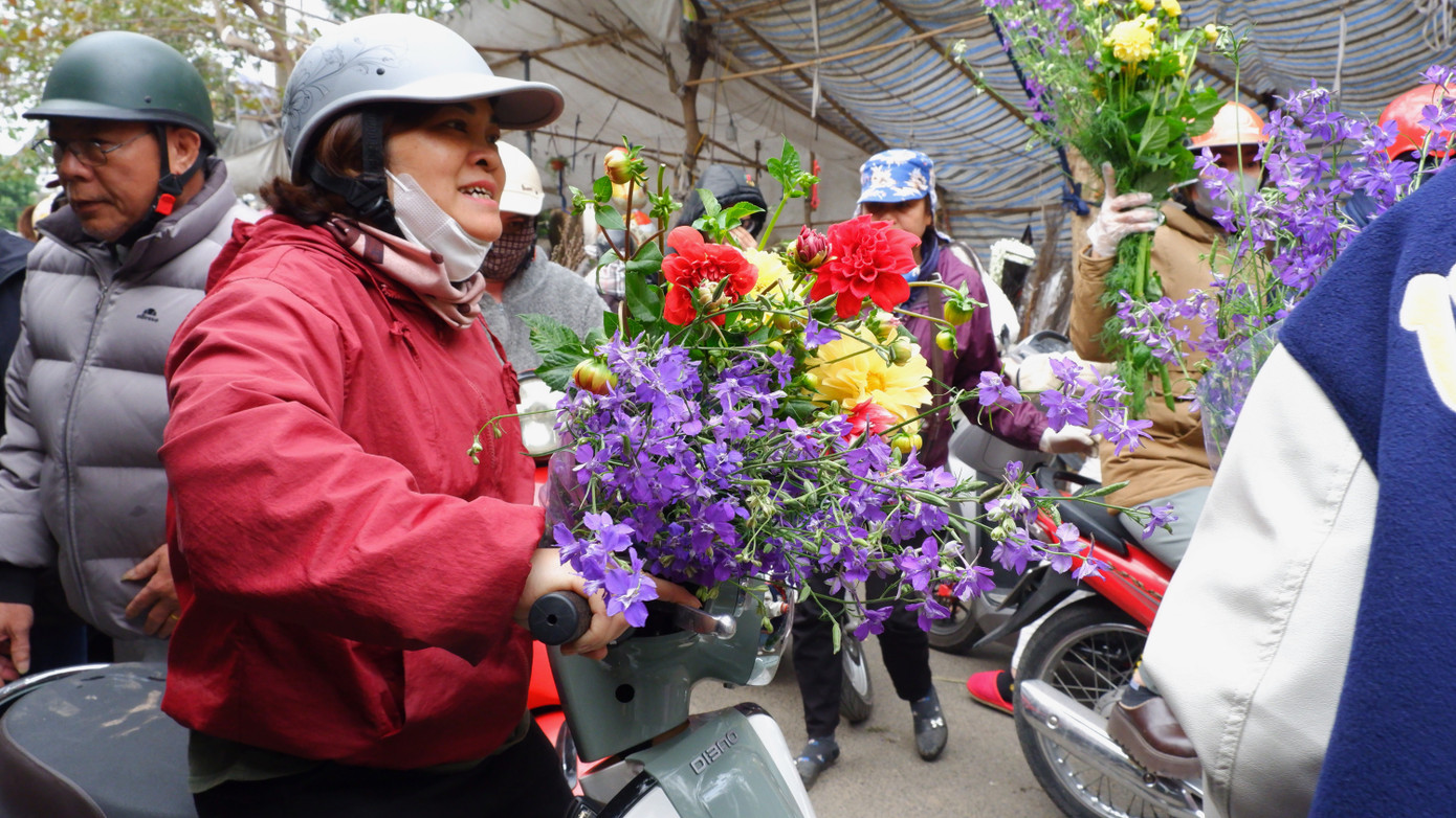 Niềm vui của người dân trong ngày cuối năm khi lựa chọn được bó hoa ưng ý để kịp chưng Tết.