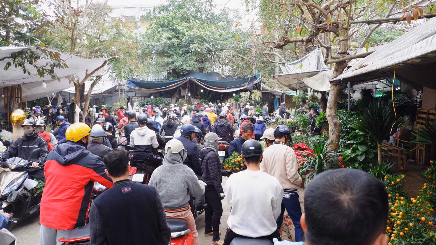 Chợ hoa ở đoạn đường Phạm Hồng Thái chật kín người trong ngày cuối cùng của năm Giáp Thìn.