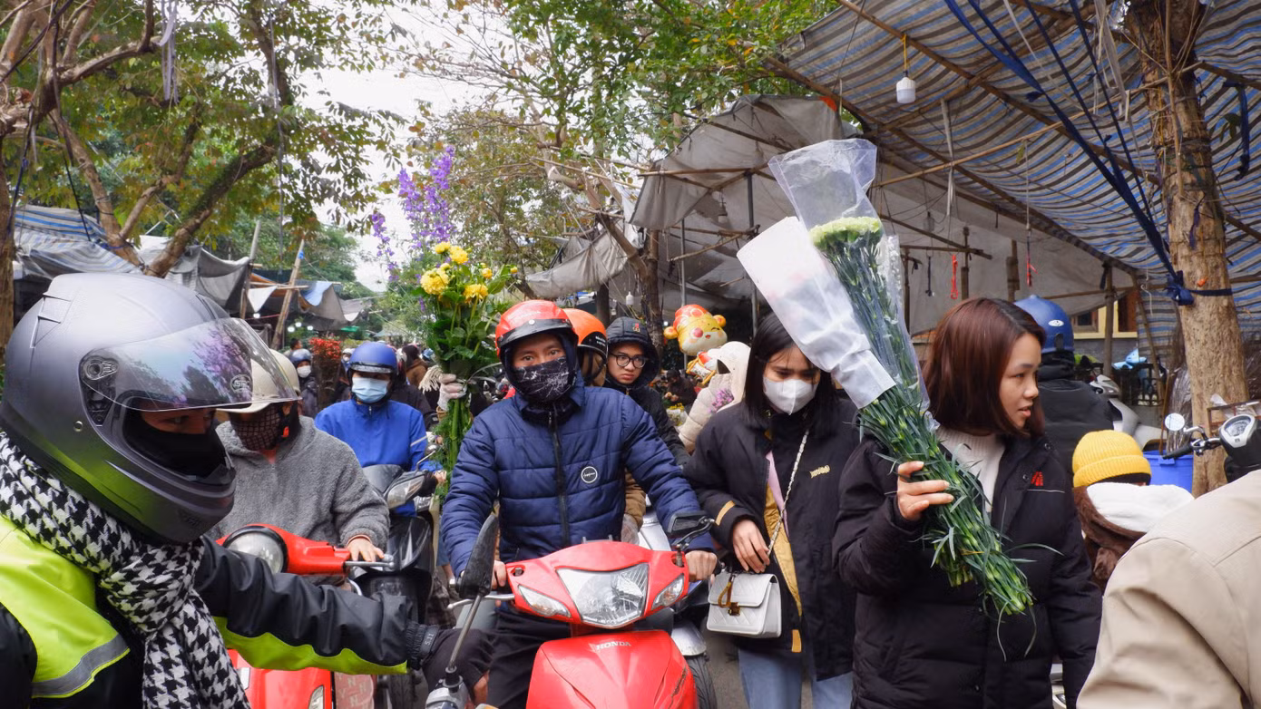 Thời tiết ngày cuối năm thuận lợi cho việc mua sắm.