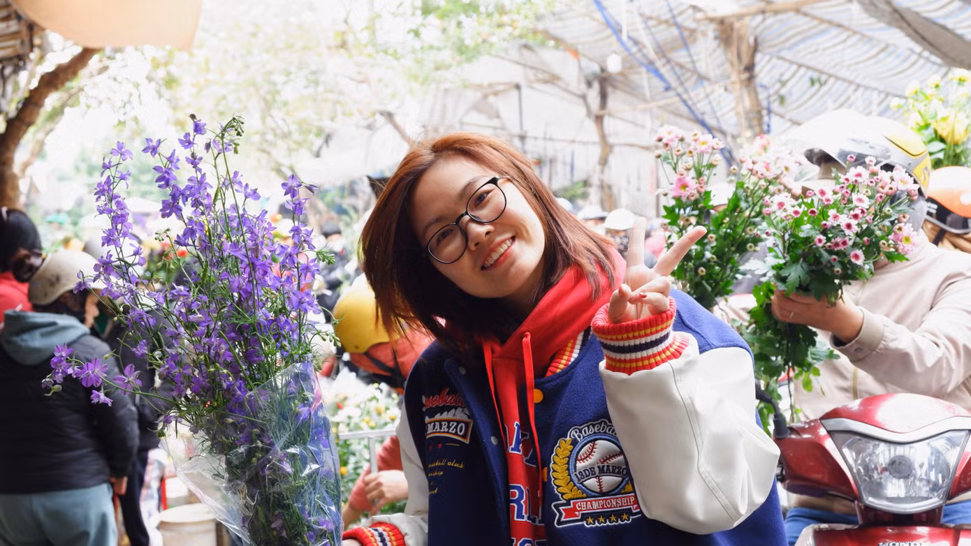 Niềm vui của người dân trong ngày cuối năm khi lựa chọn được bó hoa ưng ý để kịp chưng Tết.