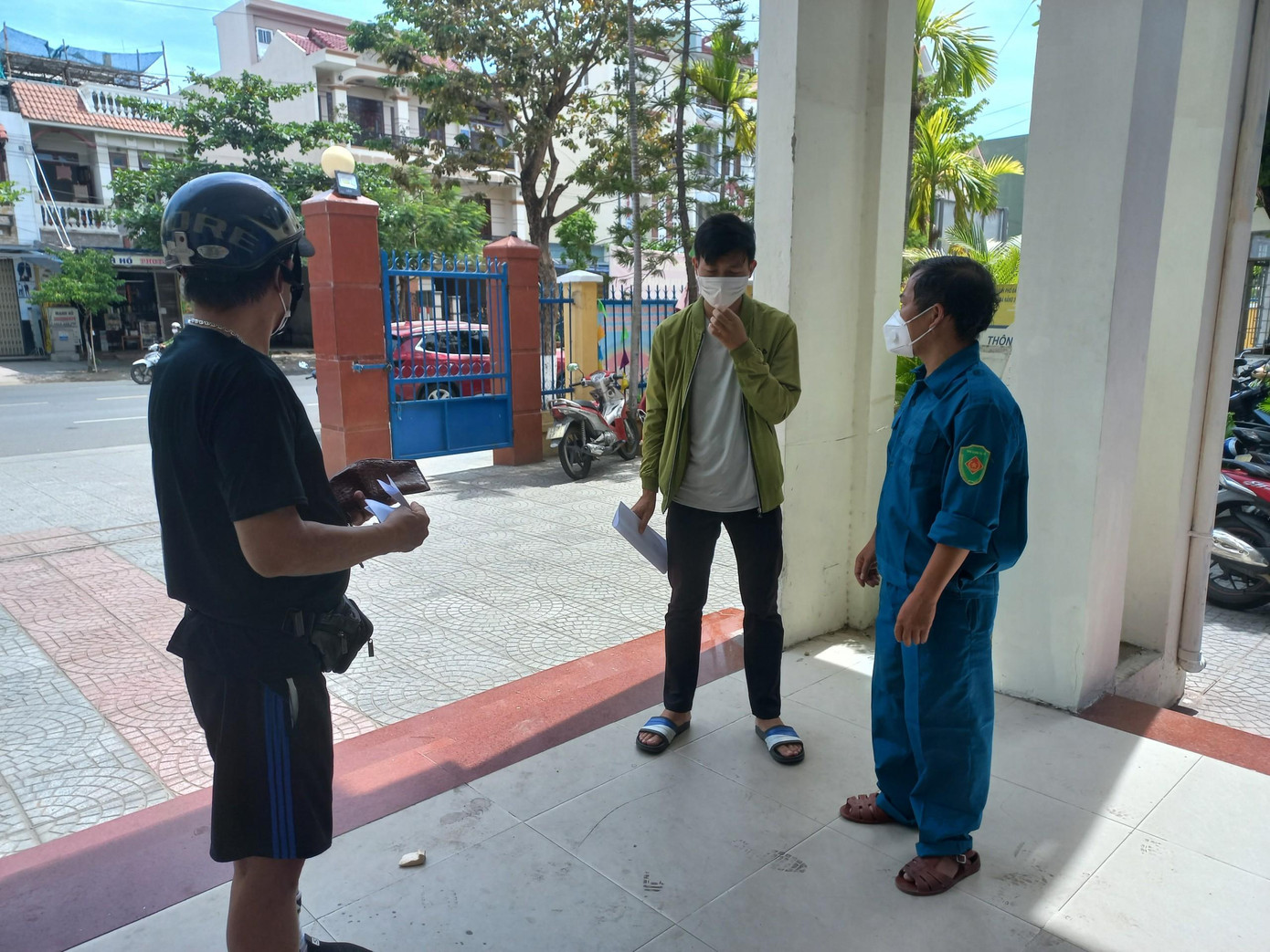 Người dân đến trụ sở UBND phường Nại Hiên Đông để xin cấp giấy ra ngoài. Tuy nhiên, UBND phường chỉ giải quyết cho các trường hợp cấp cứu và đám ma. Người dân tuyệt đối không được ra khỏi địa bàn phường.