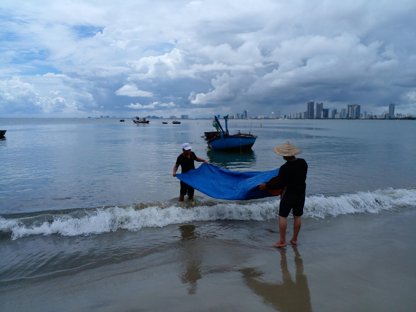 Ngư dân tranh thủ thu gom ngư cụ đưa lên bờ. Ngư dân tranh thủ thu gom ngư cụ đưa lên bờ.