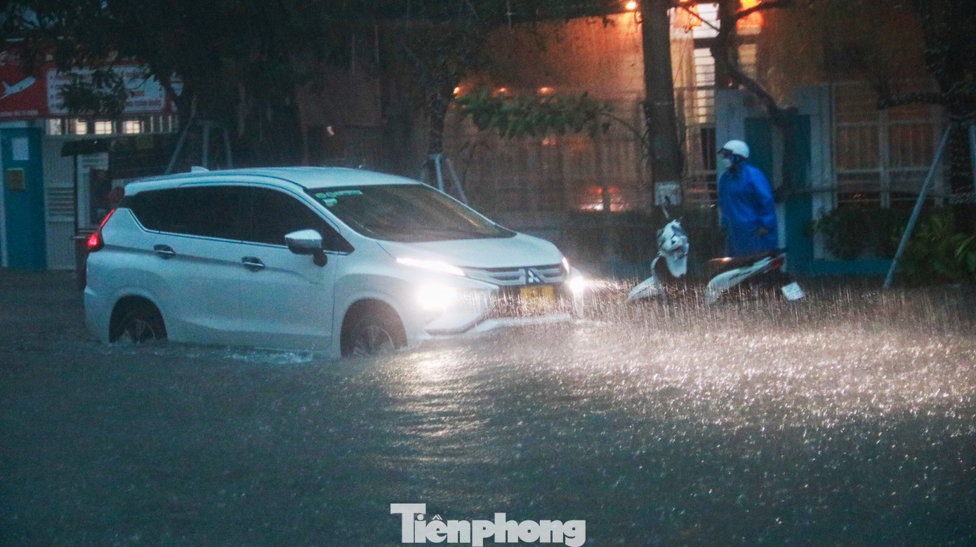 Đường phố Đà Nẵng ngập nước trong đợt mưa lũ lịch sử tháng 10/2022. Ảnh: Nguyễn Thành