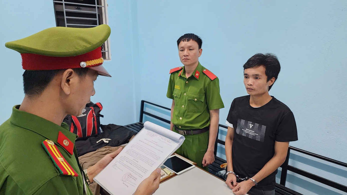 Công an thực hiện lệnh bắt tạm giam đối với "siêu trộm" Nguyễn Tấn Phước.