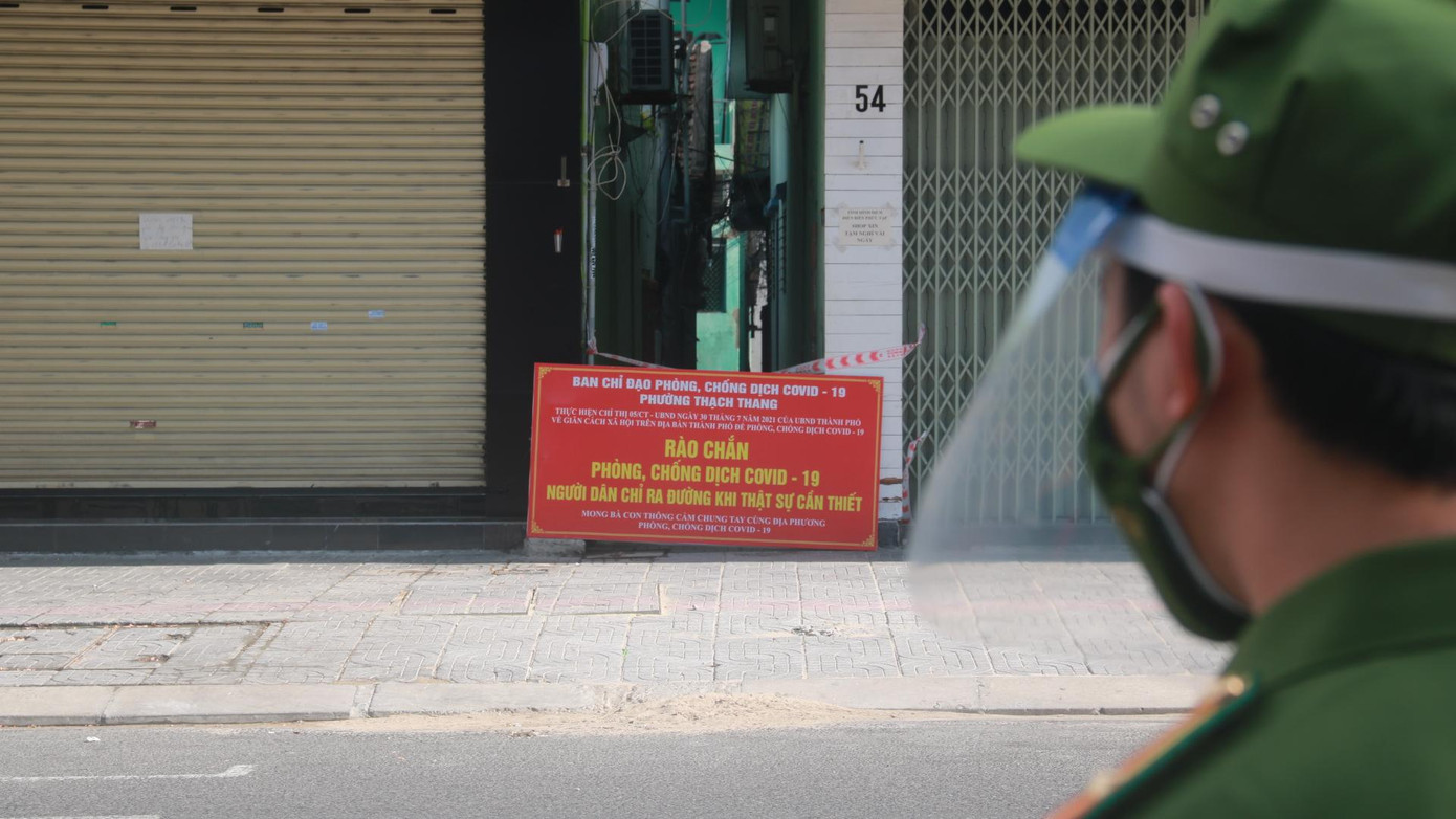 Các chốt cứng trong kiệt, hẻm có ca nhiễm COVID-19 được phong tỏa cứng, kiểm soát để tuyệt đối không cho người dân đi ra ngoài.