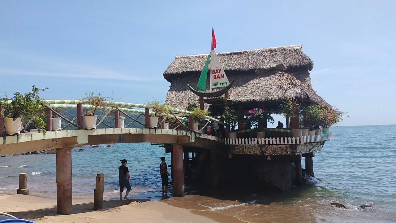 Công trình trái phép ngang nhiên hoạt động công khai. Ảnh: Nguyễn Thành Công trình trái phép ngang nhiên hoạt động công khai. Ảnh: Nguyễn Thành