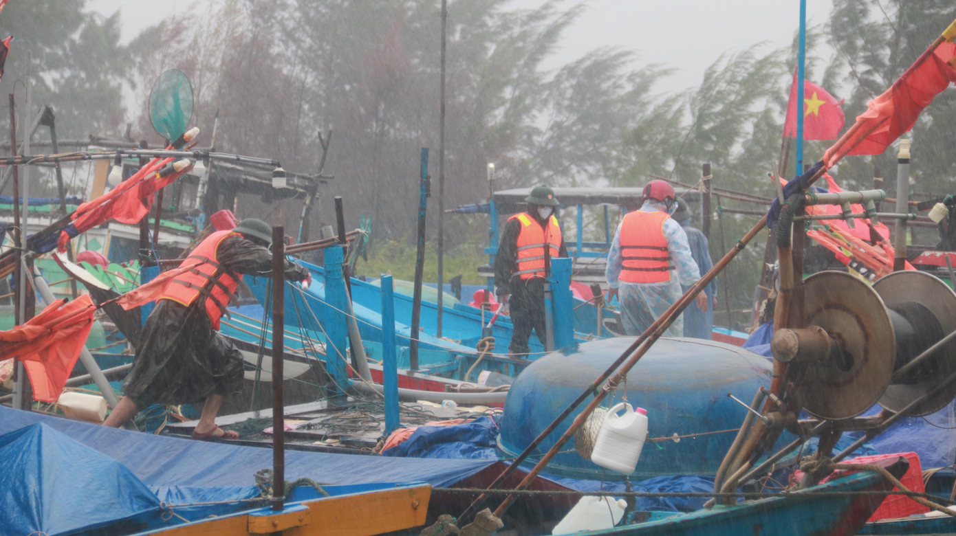 Đến 15h chiều ngày ngày 27/9, trên địa bàn Đà Nẵng đã có mưa to, gió lớn. Công tác ứng phó với bão Noru đang diễn ra hết sức khẩn trương. Tại phường Nại Hiên Đông, lực lượng công an, quân đội được huy động để kiểm tra việc di dời người dân sống trên các ghe thuyền lên bờ trú tránh bão.