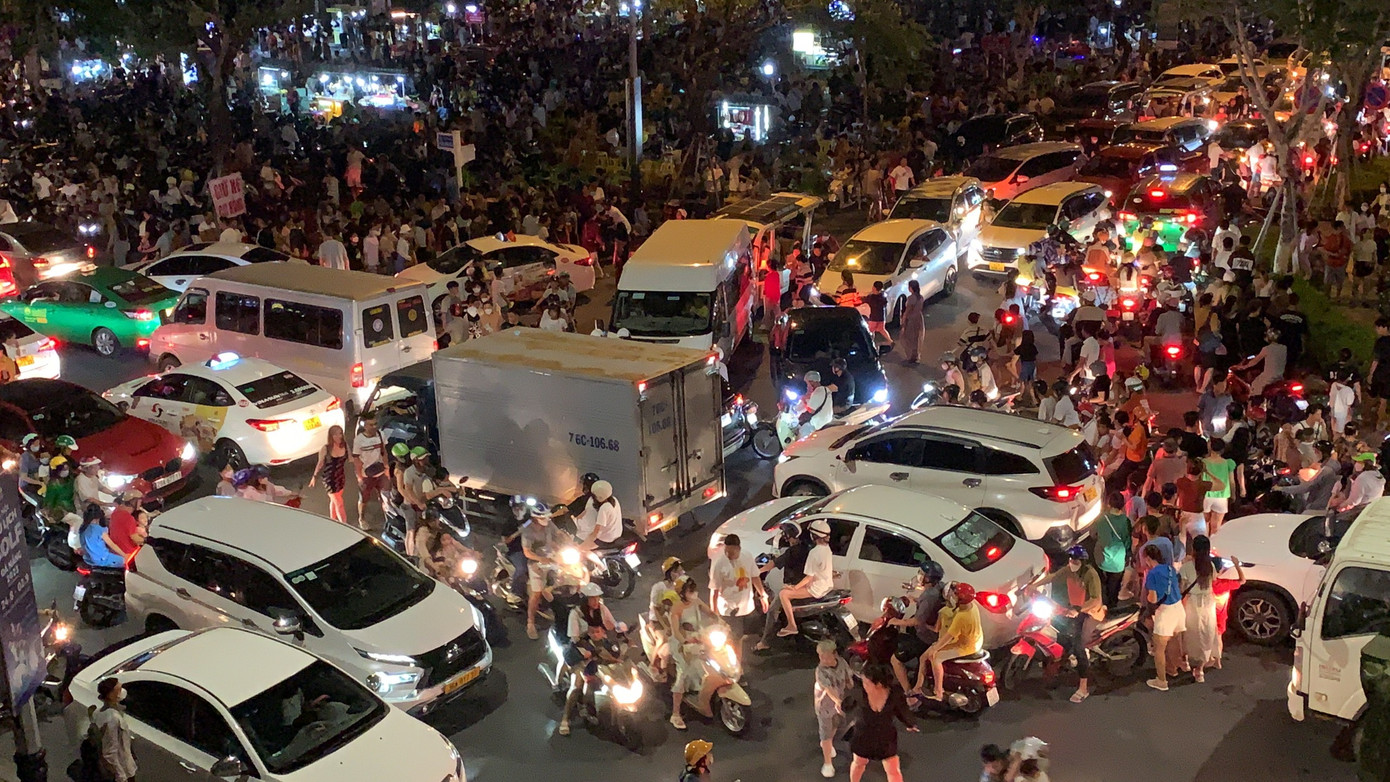 Nhiều phương tiện kẹt cứng khi đi qua đoạn đường Trần Hưng Đạo (dưới chân cầu Rồng) vì lượng du khách quá đông. Nhiều phương tiện kẹt cứng khi đi qua đoạn đường Trần Hưng Đạo (dưới chân cầu Rồng) vì lượng du khách quá đông.