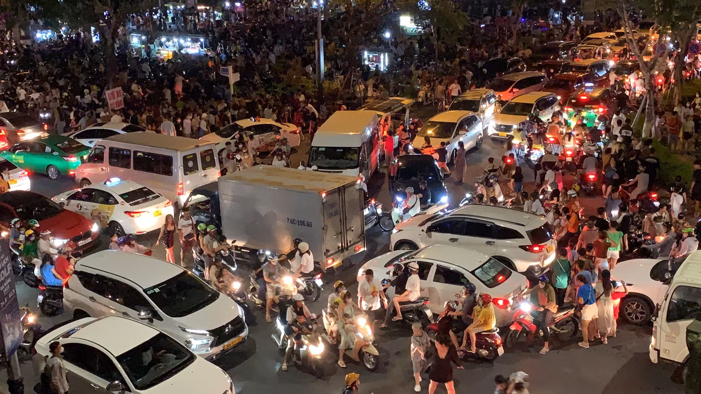 Nhiều phương tiện kẹt cứng khi đi qua đoạn đường Trần Hưng Đạo (dưới chân cầu Rồng) vì lượng du khách quá đông.