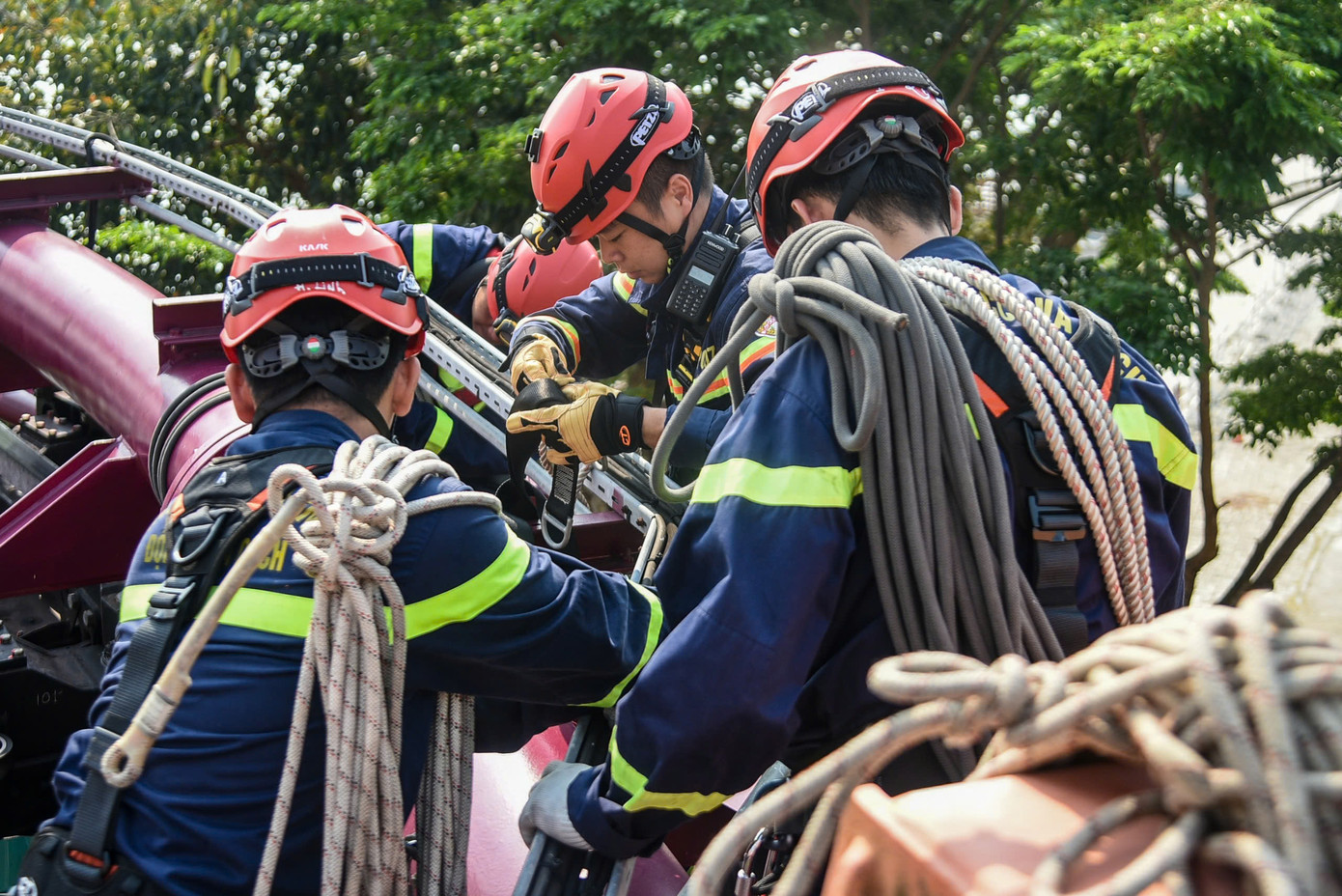Lực lượng cảnh sát thao tác cứu hộ trên cao. Trung tá Lê Văn Lưu, Phó trưởng Phòng Cảnh sát PCCC&CNCH Công an TP Đà Nẵng cho biết mục đích chính của buổi thực tập là tuyên truyền, nâng cao nhận thức cho 2.000 cán bộ, công nhân viên và đội ngũ phục vụ tại Da Nang Downtown về công tác PCCC, CNCH. Lực lượng cảnh sát thao tác cứu hộ trên cao. Trung tá Lê Văn Lưu, Phó trưởng Phòng Cảnh sát PCCC&CNCH Công an TP Đà Nẵng cho biết mục đích chính của buổi thực tập là tuyên truyền, nâng cao nhận thức cho 2.000 cán bộ, công nhân viên và đội ngũ phục vụ tại Da Nang Downtown về công tác PCCC, CNCH.