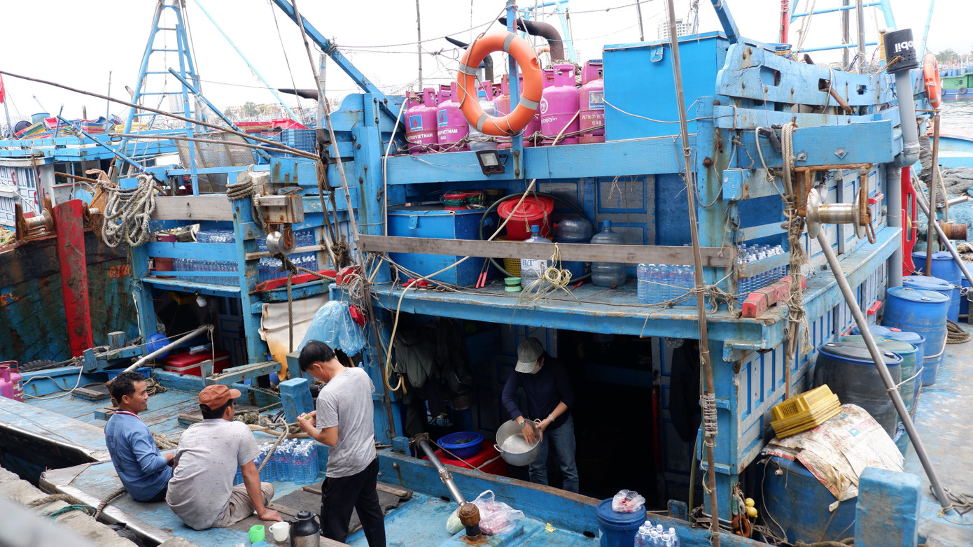 Trong khi đó, nhiều tàu cá ngư dân neo đậu tại âu thuyền Thọ Quang cũng đang tất bật dự trữ lương thực, nhu yếu phẩm, ngư cụ, xăng dầu, đá lạnh... để ra khơi mở hàng biển đầu năm sau kỳ nghỉ Tết. Trong khi đó, nhiều tàu cá ngư dân neo đậu tại âu thuyền Thọ Quang cũng đang tất bật dự trữ lương thực, nhu yếu phẩm, ngư cụ, xăng dầu, đá lạnh... để ra khơi mở hàng biển đầu năm sau kỳ nghỉ Tết.