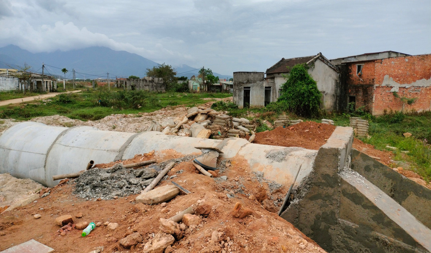 Việc triển khai dự án Trạm xử lý nước thải Liên Chiểu không chỉ giải quyết tình trạng ô nhiễm môi trường quanh khu công nghiệp mà còn đưa người dân khu vực thoát khỏi cảnh chưa mưa đã ngập… Tuy nhiên, đến nay, kế hoạch hoàn thành dự án đã kéo dài tới 5 năm vì vướng mắc trong giải tỏa, đền bù.