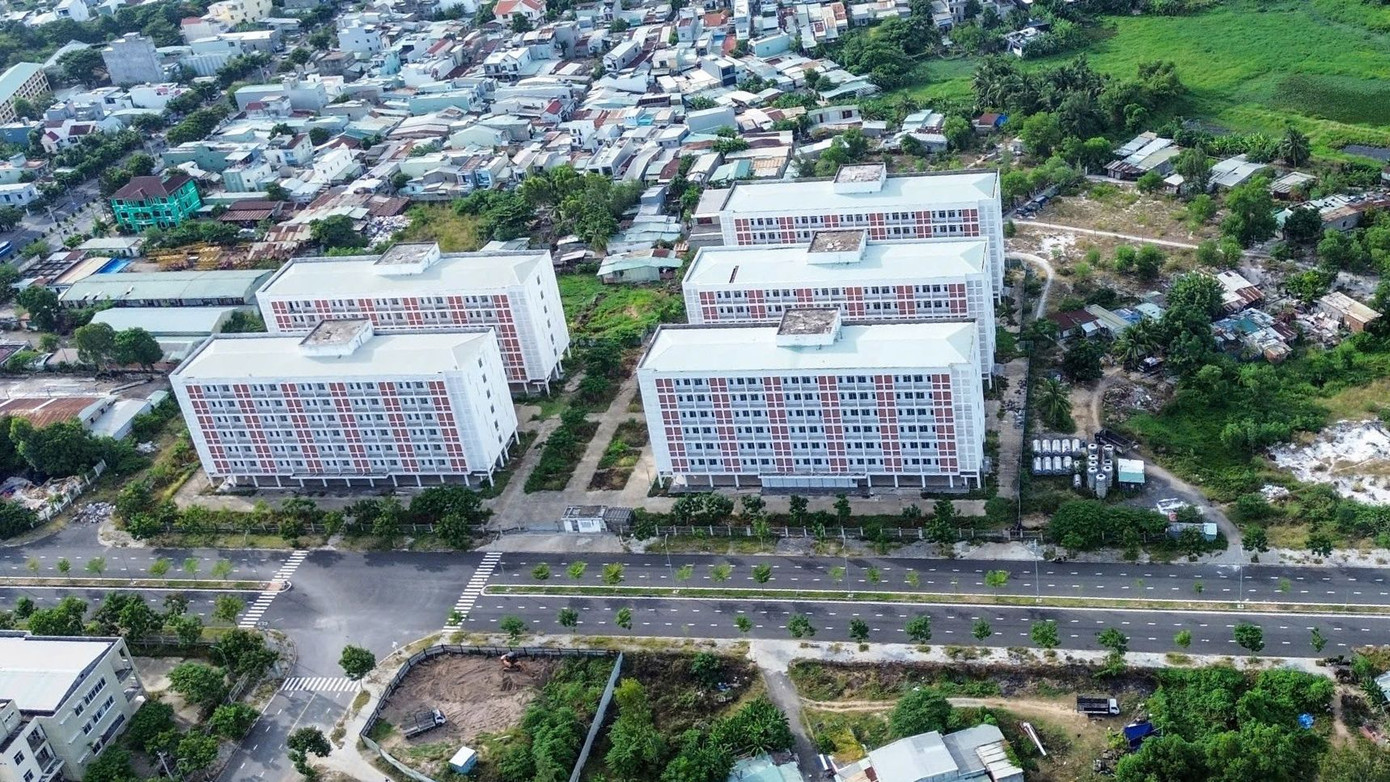 Khu Ký túc xá sinh viên phía tây tại Khu đô thị công nghiệp Hòa Khánh (quận Liên Chiểu) với 5 khối nhà 7 tầng, 600 phòng, diện tích 40 - 56 m2/phòng cũng nằm trong danh sách công trình được ưu tiên bố trí chỗ ở. Trước đó, trong đại dịch COVID-19, khu này được bố trí làm bệnh viện dã chiến.