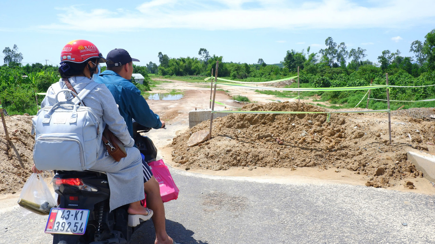 Việc thi công dang dở, khiến người dân phường Điện Bàn Bắc đi lại gặp khó khăn. Ông Nguyễn Trọng Cúc (một người dân thôn Xuân Diệm, phường Điện Bàn Bắc, TP Đà Nẵng) cho biết: Thi công dang dở nên mỗi lần mưa là ngập nước đi lại khó khăn. Cùng với đó, khu vực chưa thi công, dốc cao lên cầu nên đi lại rất nguy hiểm, đã có tai nạn giao thông khiến người dân phải nhập viện. "Người dân mong muốn công trình nhanh chóng hoàn thành để người dân đi lại thuận tiện và an toàn", ông Cúc cho biết.