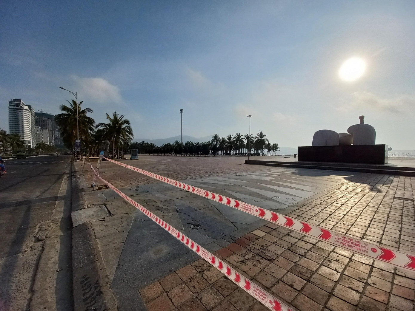 Công viên Biển Đông vốn đông đúc người dân tập thể dục, đi bộ, tắm biển vào mỗi buổi sáng, nay vắng vẻ sau khi có lệnh cấm tắm biển của chính quyền địa phương.