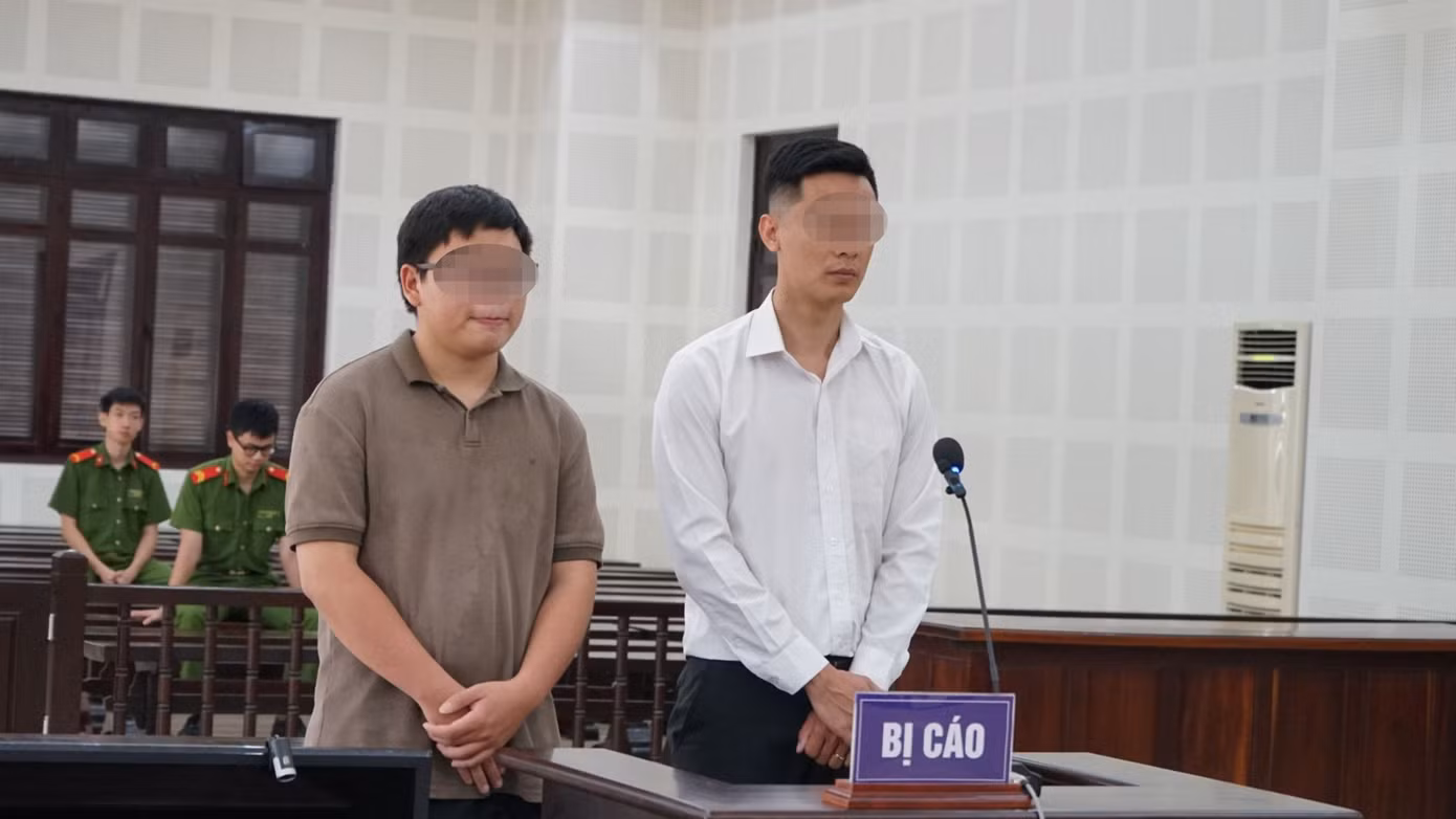 Hai bị cáo tại phiên tòa.