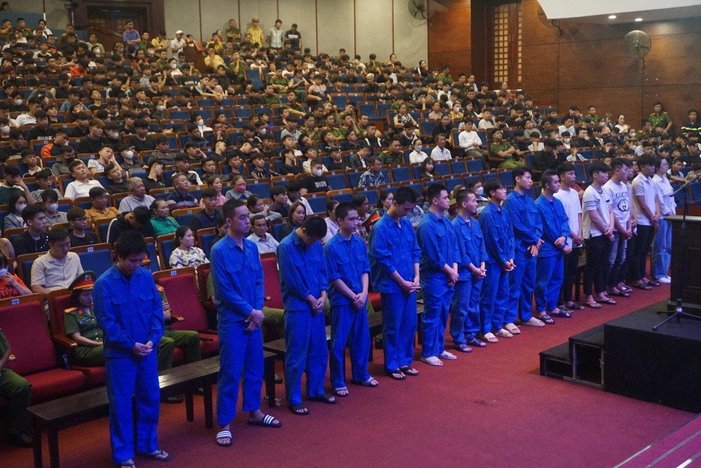 Hàng trăm người dự phiên tòa lưu động xử các đối tượng trong vụ gây rối trật tự công cộng.