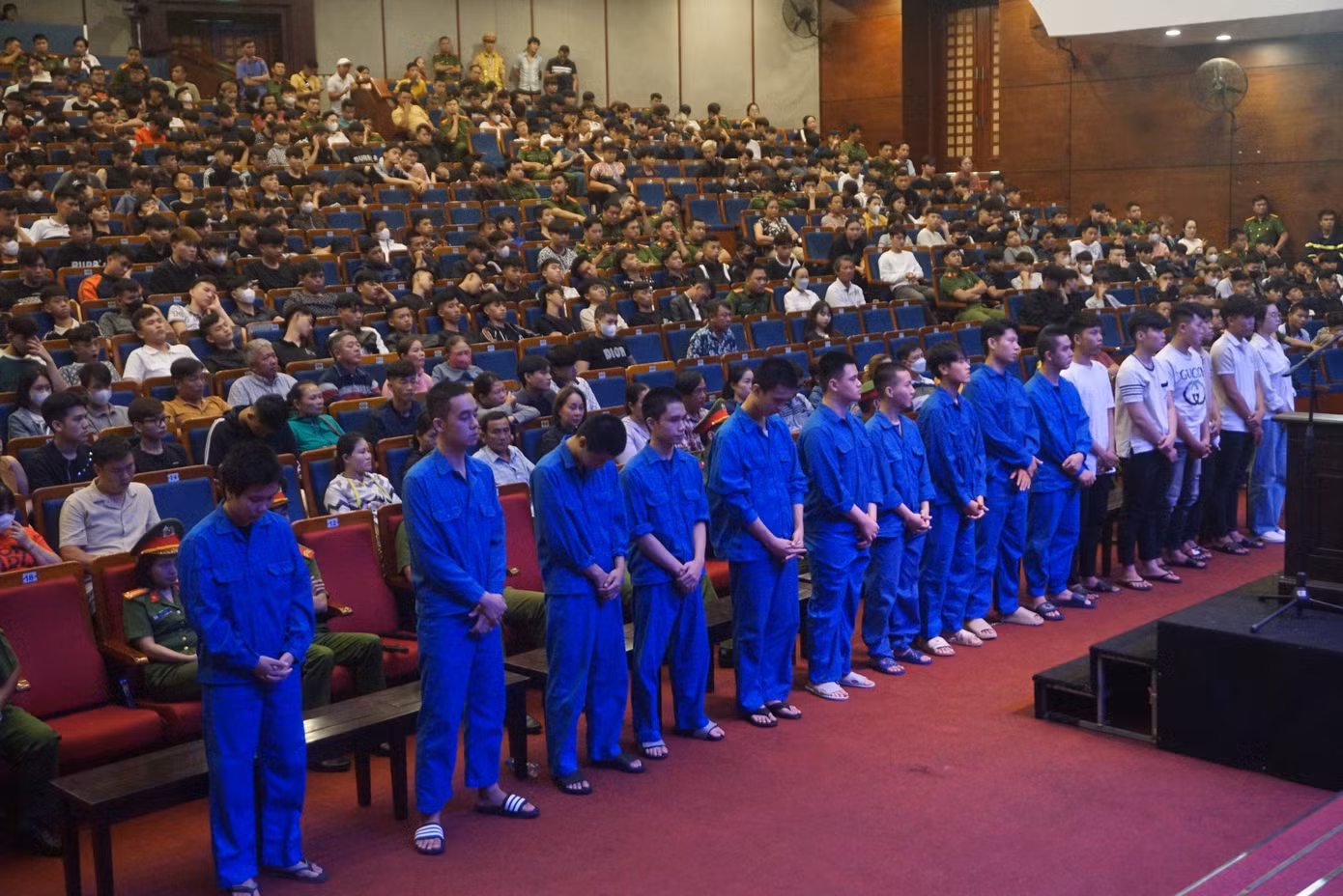 Hàng trăm người dự phiên tòa lưu động xử các đối tượng trong vụ gây rối trật tự công cộng.