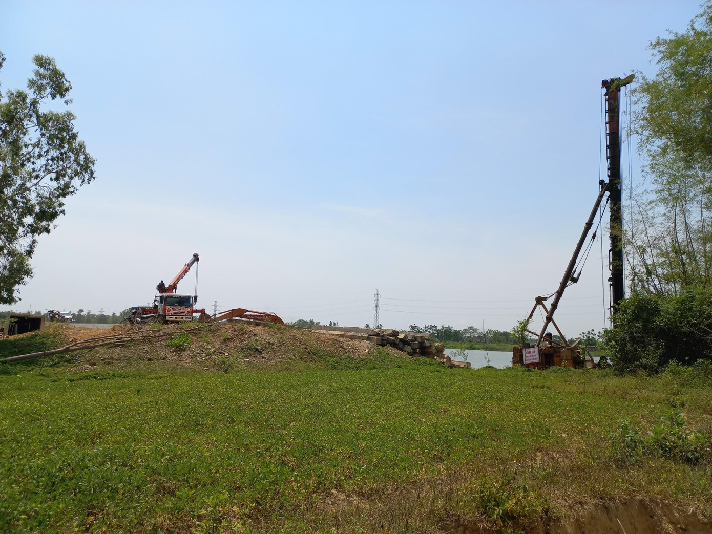 Trong đó, ưu tiên giải phóng mặt bằng tại vị trí Km8+153-Km8+375 thuộc địa phận phường Hòa Thọ Tây với 16 hồ sơ đền bù và đoạn Km9+315-Km9+556 dài 300m thuộc địa phận xã Hòa Nhơn để mở đường vào thi công. Trong đó, ưu tiên giải phóng mặt bằng tại vị trí Km8+153-Km8+375 thuộc địa phận phường Hòa Thọ Tây với 16 hồ sơ đền bù và đoạn Km9+315-Km9+556 dài 300m thuộc địa phận xã Hòa Nhơn để mở đường vào thi công.