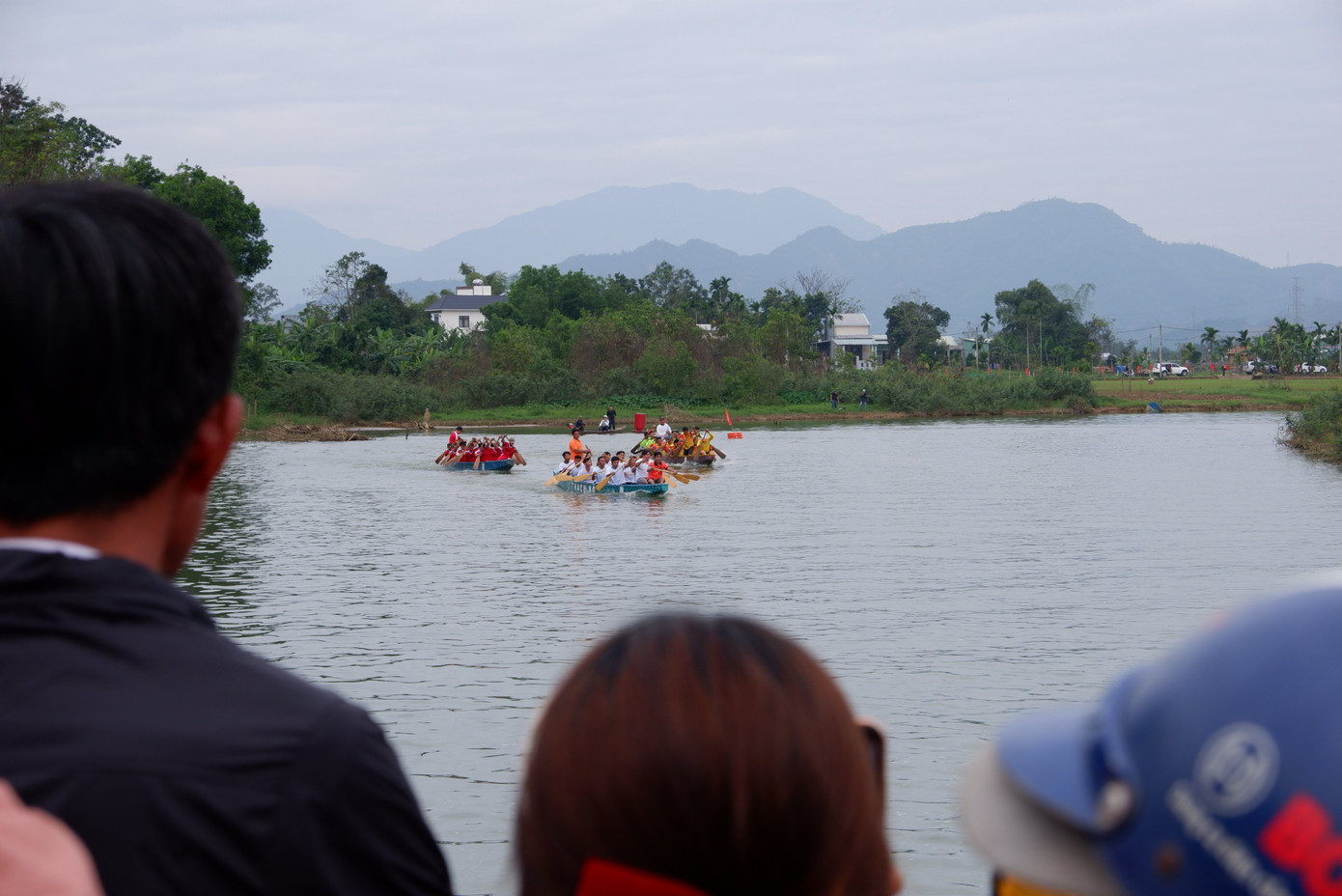 Không khí sôi động trên sông Túy Loan, các đội thuyền của làng tranh đua từng mét đường đua trên sông.