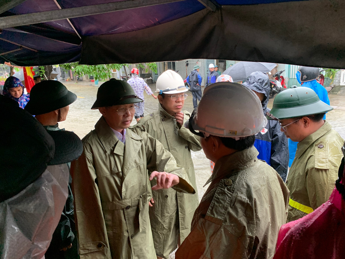 Trước diễn biến phức tạp của thời tiết, Bí thư yêu cầu lãnh đạo các địa phương, các lực lượng phải tập trung, huy động lực lượng kịp thời giúp đỡ người dân trong mọi hoàn cảnh.