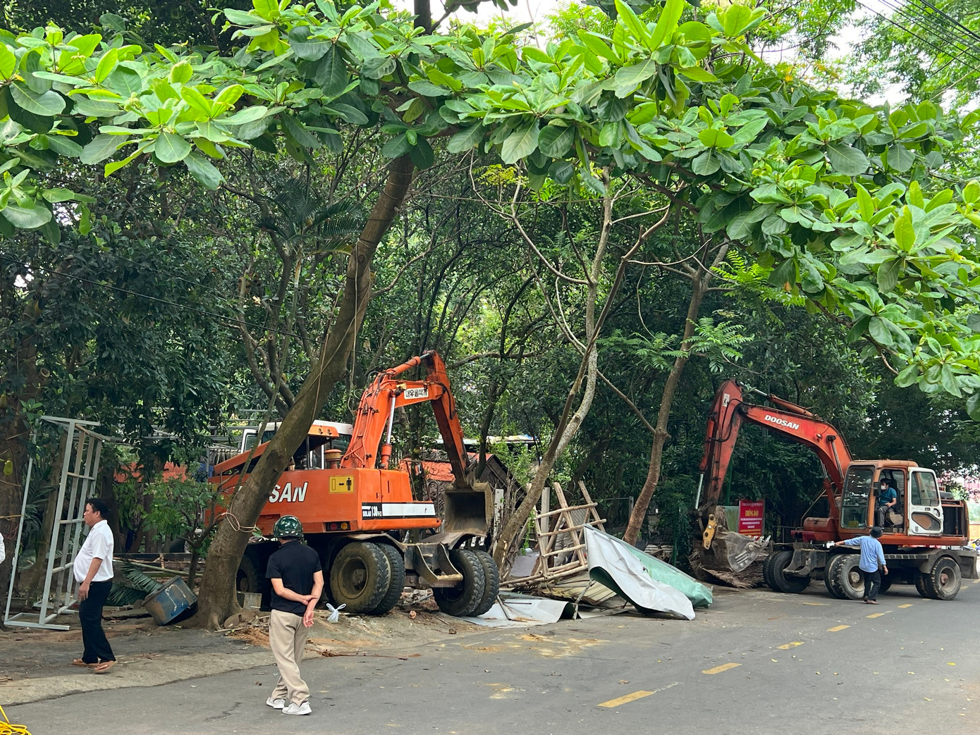 Các hộ dân vi phạm trước đó đã bị UBND quận Sơn Trà xử phạt từ 5 đến 12,5 triệu đồng vì đã tự ý chuyển mục đích sử dụng đất sang đất phi nông nghiệp, và xây dựng công trình trên đất rừng sản xuất là rừng trồng ở bán đảo Sơn Trà không được cơ quan thẩm quyền cho phép.