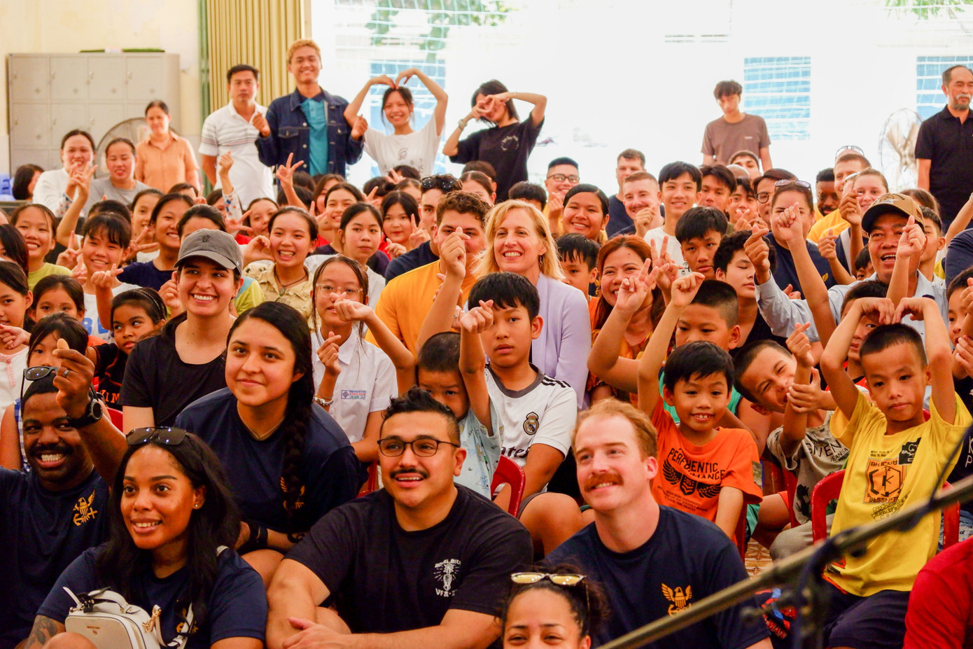 Sáng 26/6, ban nhạc hải quân Mỹ cùng thủy thủ đoàn và đại diện Lãnh sứ quán Mỹ tại Việt Nam đã cùng tham gia chương trình biểu diễn, giao lưu với các em nhỏ tại Làng Hy vọng (quận Thanh Khê, TP Đà Nẵng). Ảnh: Nguyễn Thành.