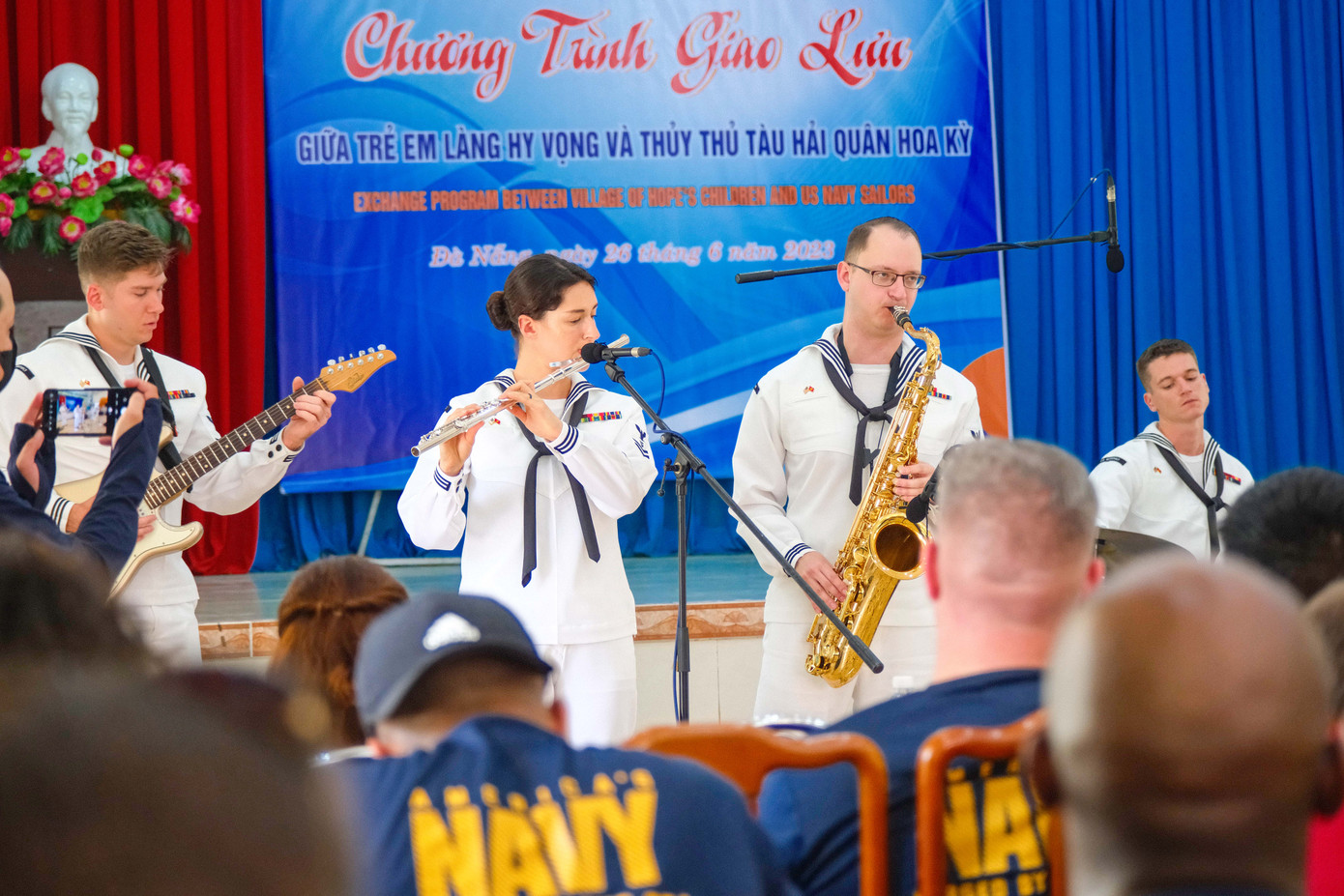 Các nhạc công của ban nhạc Hải quân Mỹ chơi nhạc điêu luyện.