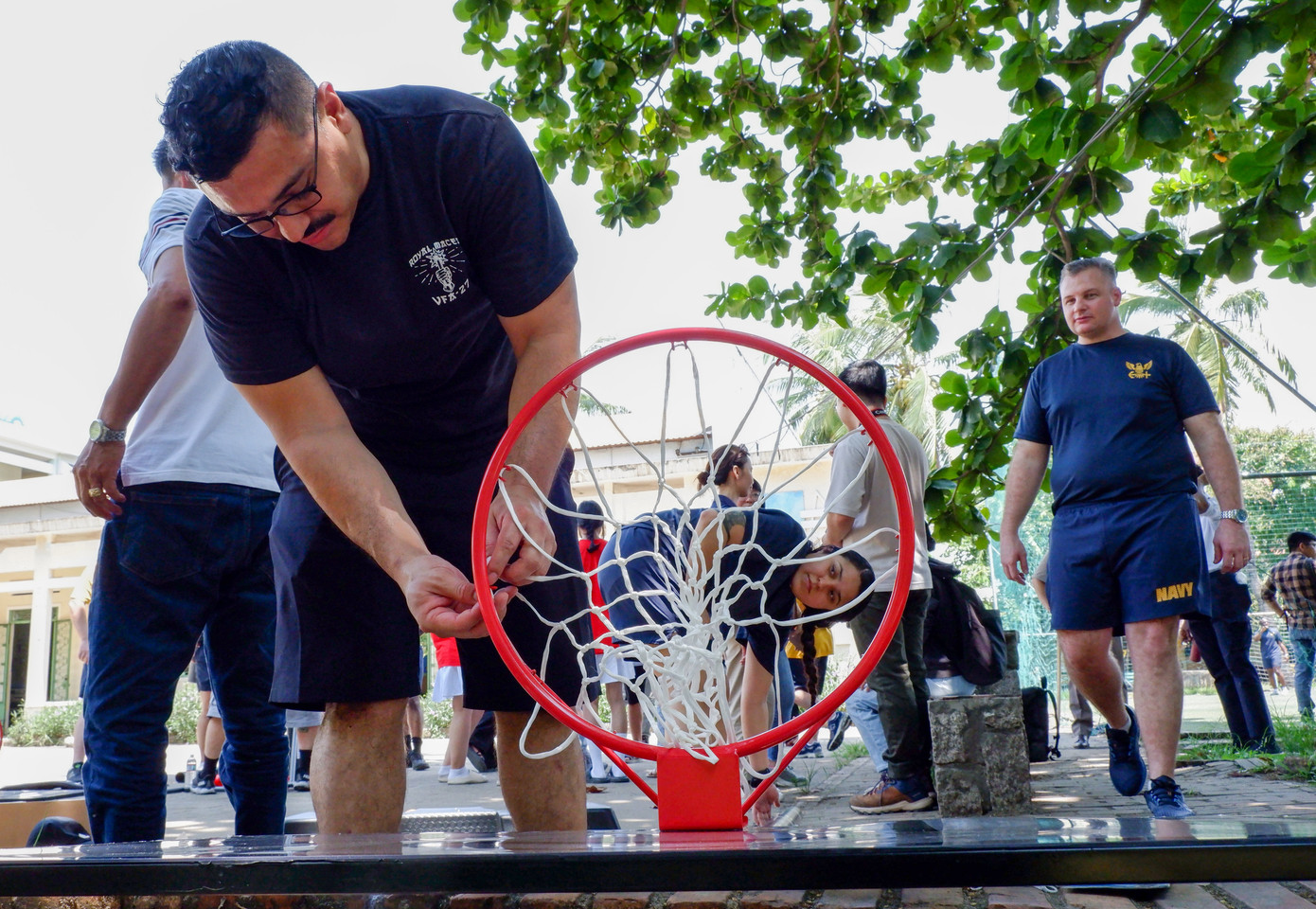 Thủy thủ đoàn tàu sân bay Mỹ tự tay lắp đặt sân bóng rổ tặng trẻ em Làng Hy vọng.