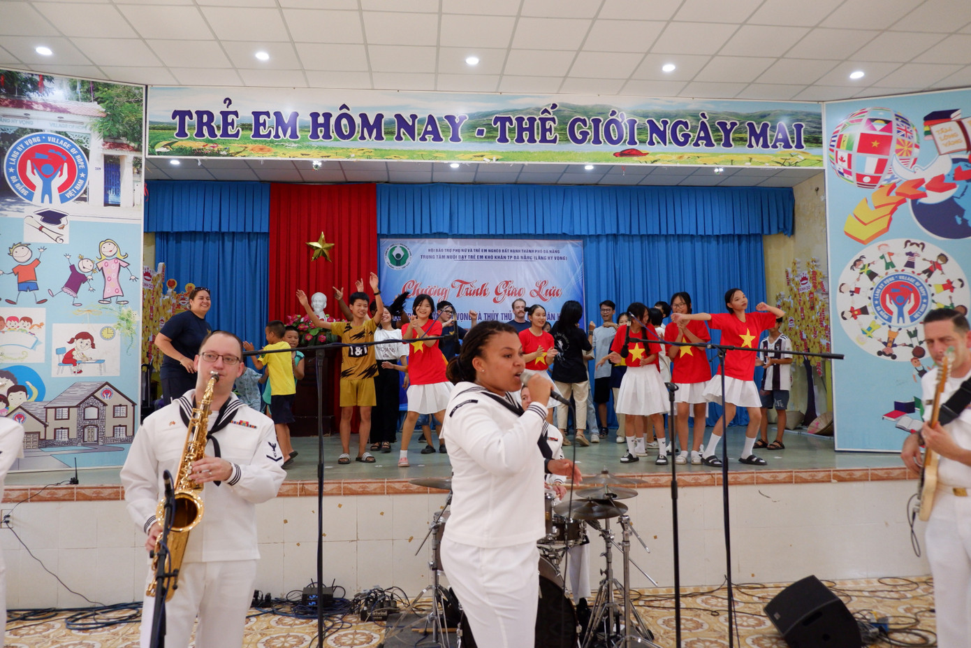 Ashley Pollock ca sĩ chính của ban nhạc say sưa biểu diễn các ca khúc. Cô cho biết buổi biểu diễn, giao lưu với các em nhỏ tại Làng Hy vọng là trải nghiệm tuyệt vời, đáng nhớ.