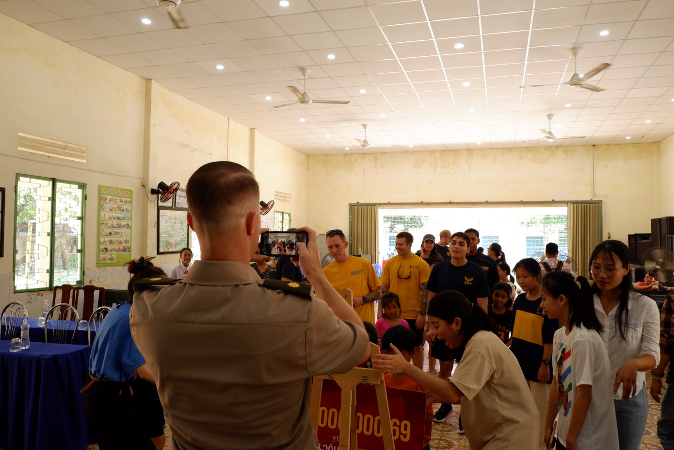 Thủy thủ đoàn tranh thủ ghi lại những khoảnh khắc giao lưu khó quên với các bạn trẻ ở Làng Hy vọng.