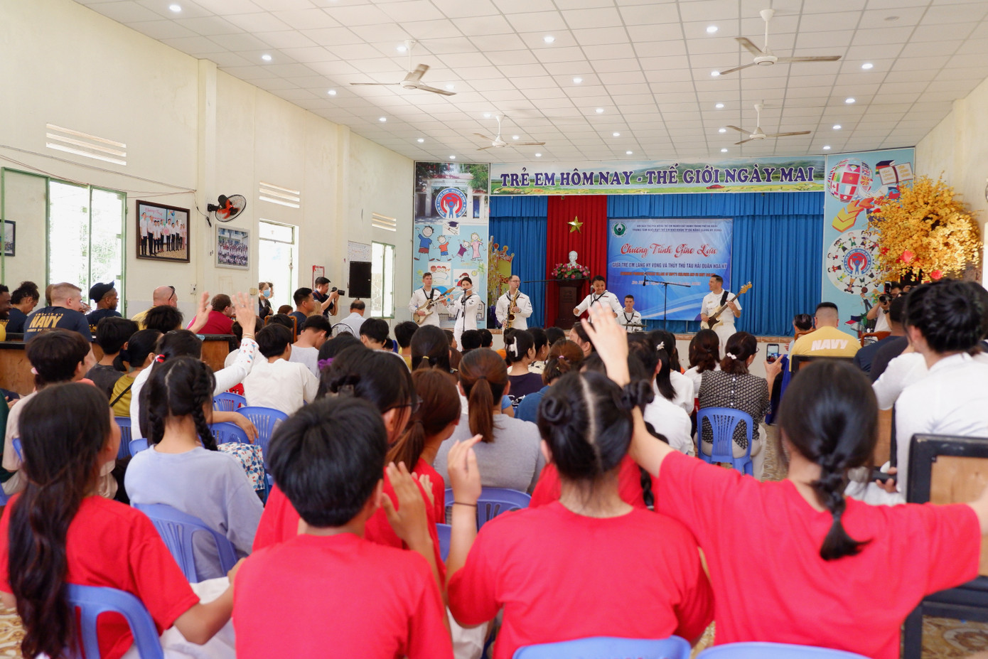 Cũng trong ngày 26/6, thủy thủ đoàn biên đội tàu sân bay USS Ronald Reagan bắt đầu các hoạt động giao lưu trên đất liền với người dân, trẻ em, học sinh, sinh viên Đà Nẵng. Ảnh: Nguyễn Thành