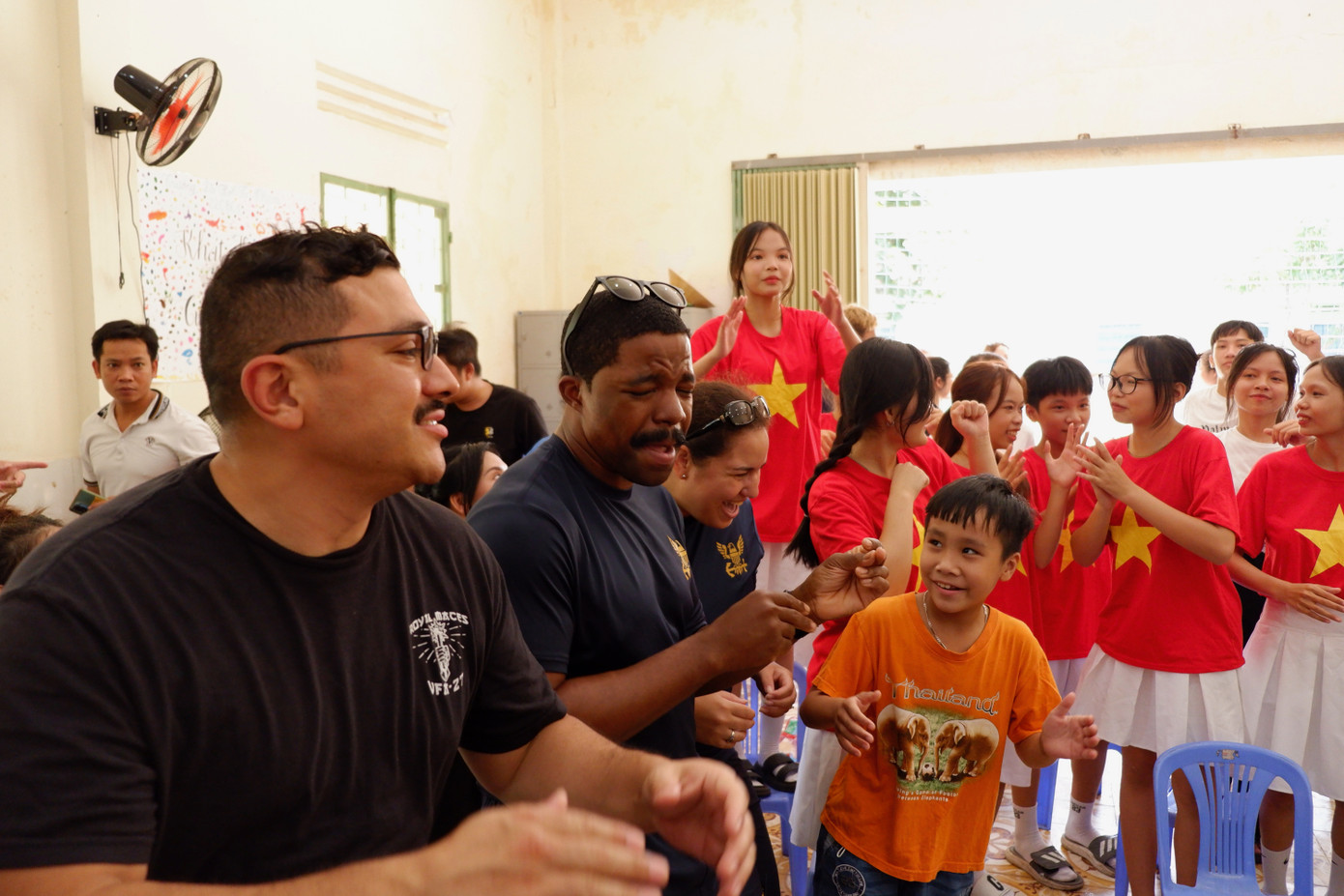 Bên dưới, các thủy thủ đoàn cũng vui vẻ, nhảy múa, cùng hát theo lời những ca khúc sôi động.