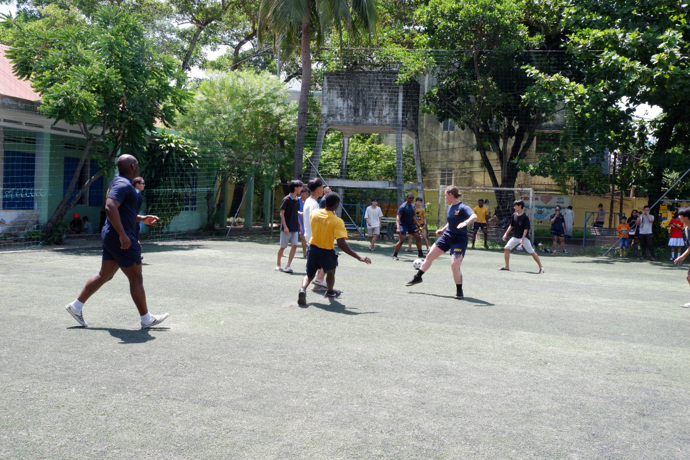 Thủy thủ đoàn tàu sân bay USS Ronald Reagan giao lưu bóng đá với trẻ em tại Làng Hy vọng Đà Nẵng vào sáng ngày 26/6.