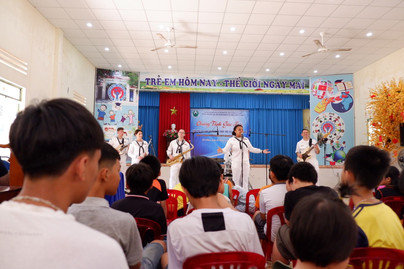 Các thành viên ban nhạc mong muốn thông qua âm nhạc sẽ gửi gắm thông điệp đến mọi người kết nối nhau vì một thế giới tươi đẹp hơn.