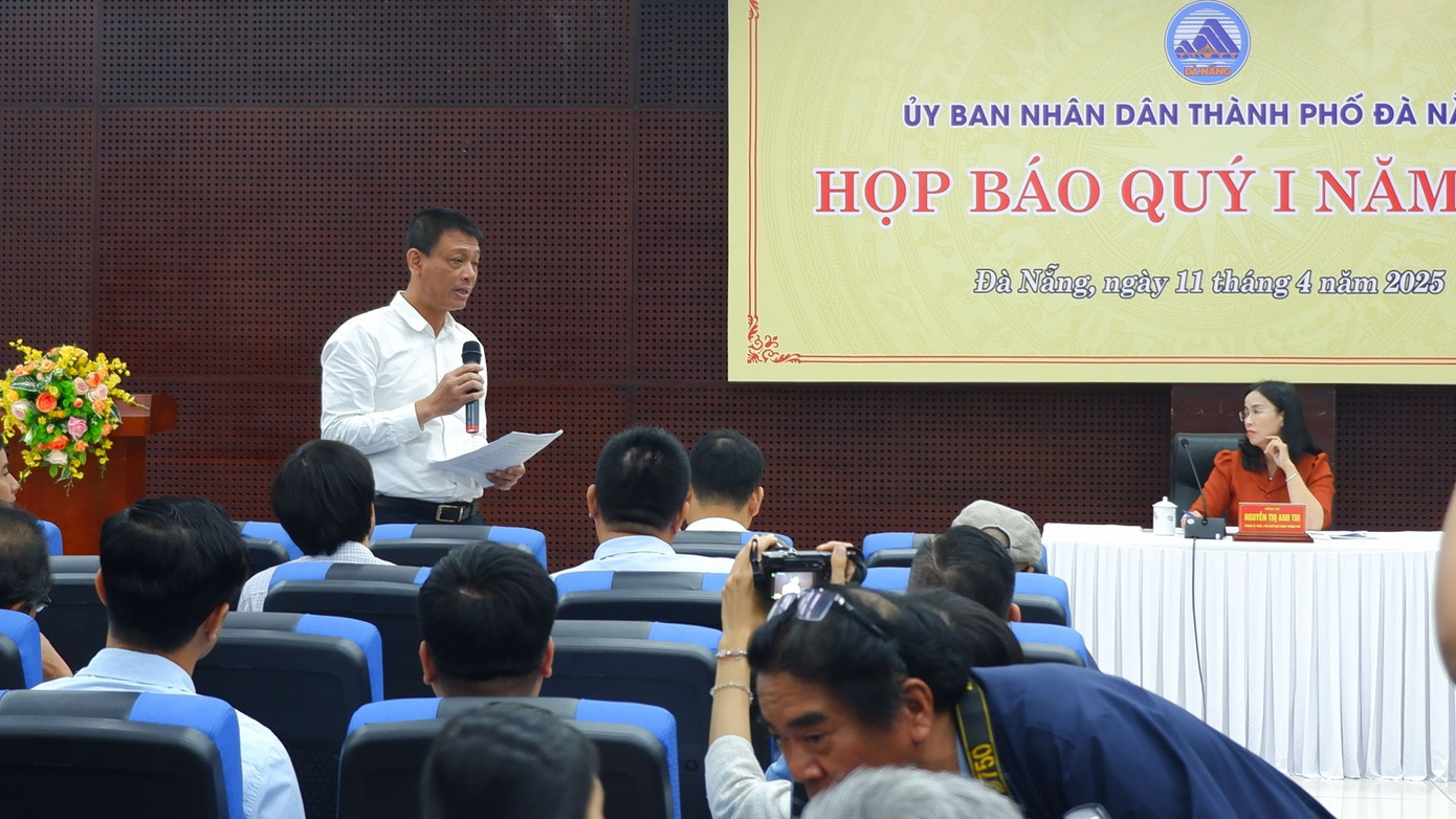 Ông Nguyễn Hà Nam trả lời câu hỏi của phóng viên tại buổi họp báo.