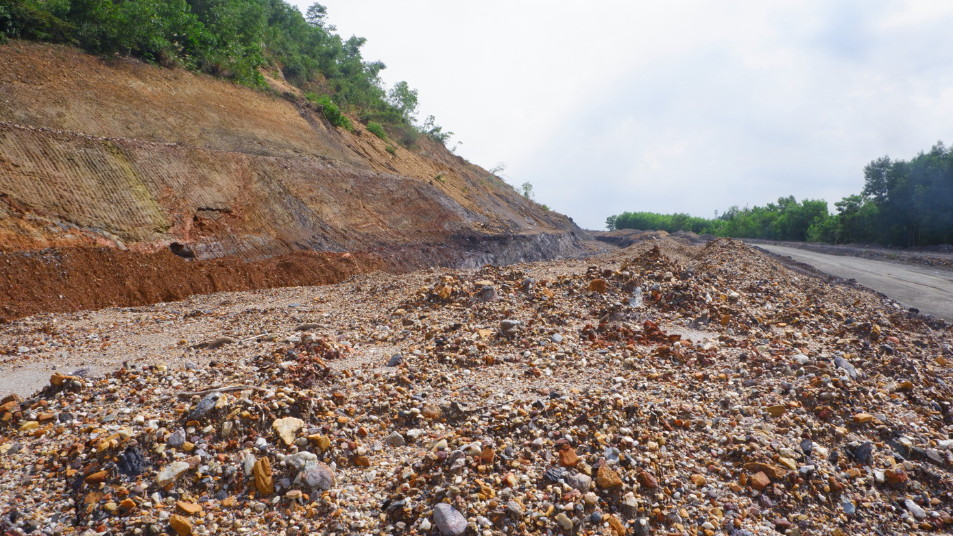 Chậm tiến độ do nhiều nguyên nhân, trong đó có dịch COVID-19, UBND TP Đà Nẵng chấp thuận gia hạn đến 30/6/2022, sau đó gia hạn đến 30/9/2022 rồi 31/12/2022 phải thông tuyến. Tuy nhiên đến nay, trên công trường nhiều đoạn vẫn thi công vẫn dang dở, việc thông tuyến theo kế hoạch tiếp tục không đảm bảo. Chậm tiến độ do nhiều nguyên nhân, trong đó có dịch COVID-19, UBND TP Đà Nẵng chấp thuận gia hạn đến 30/6/2022, sau đó gia hạn đến 30/9/2022 rồi 31/12/2022 phải thông tuyến. Tuy nhiên đến nay, trên công trường nhiều đoạn vẫn thi công vẫn dang dở, việc thông tuyến theo kế hoạch tiếp tục không đảm bảo.